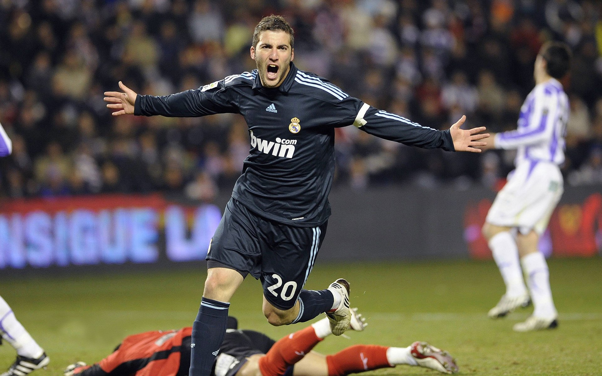 “詹姆斯30+12+8，热搜狂飙，赛场王者风范”，詹姆斯30岁总得分